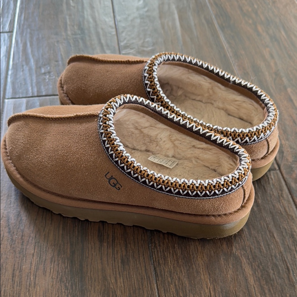 UGG Women's Tasman Slipper in Chestnut